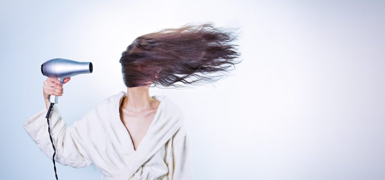 Elektryzujące się włosy – co robić?