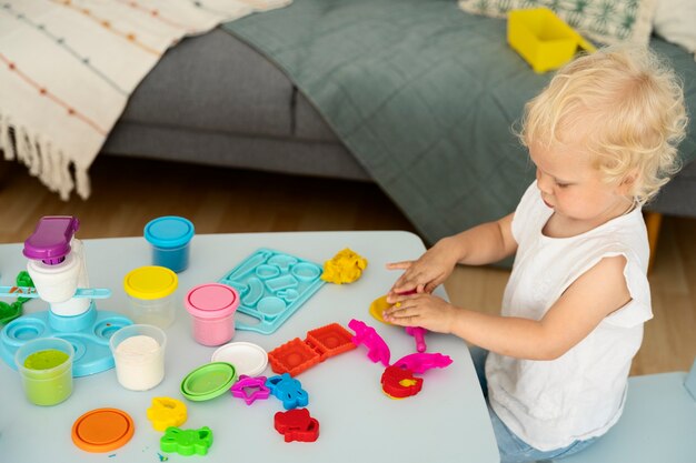 Jak zabawki edukacyjne mogą wspierać rozwój sensoryczny dzieci?