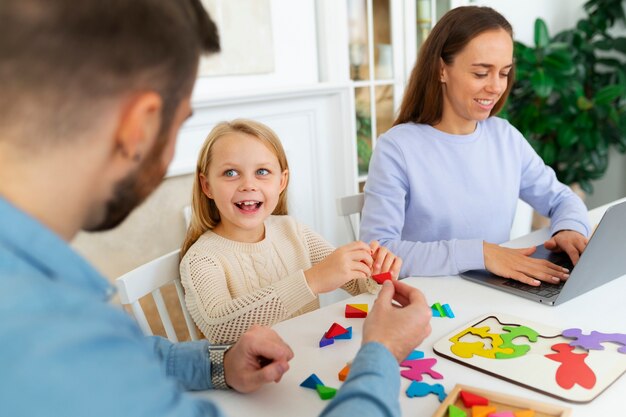 Jakie korzyści przynoszą bezpłatne konsultacje dla rodziców dzieci z autyzmem w przedszkolach terapeutycznych?