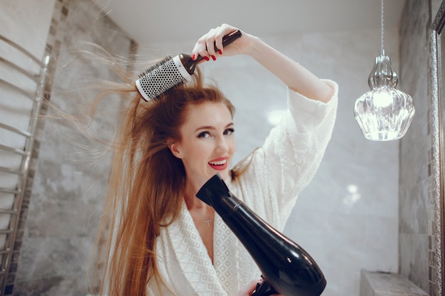 Tajniki pielęgnacji włosów dla uzyskania naturalnego objętościowego efektu