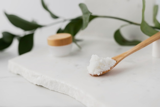 Jakie korzyści dla skóry przynosi regularne stosowanie peelingów cukrowo-solnych?