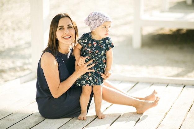 Jak wybrać idealną garderobę na czas karmienia piersią, aby czuć się komfortowo i stylowo?