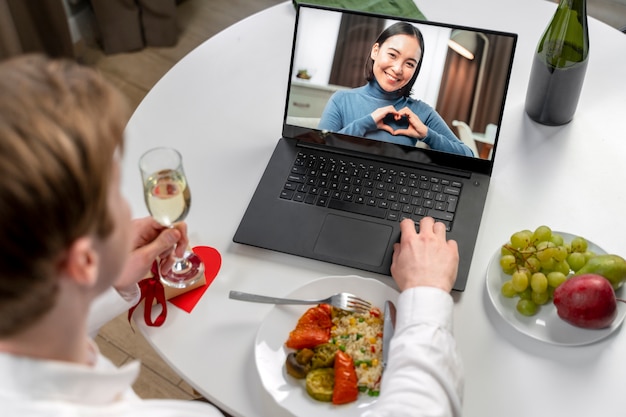 Jak psychoterapia online może wspierać osoby z problemami żywieniowymi?